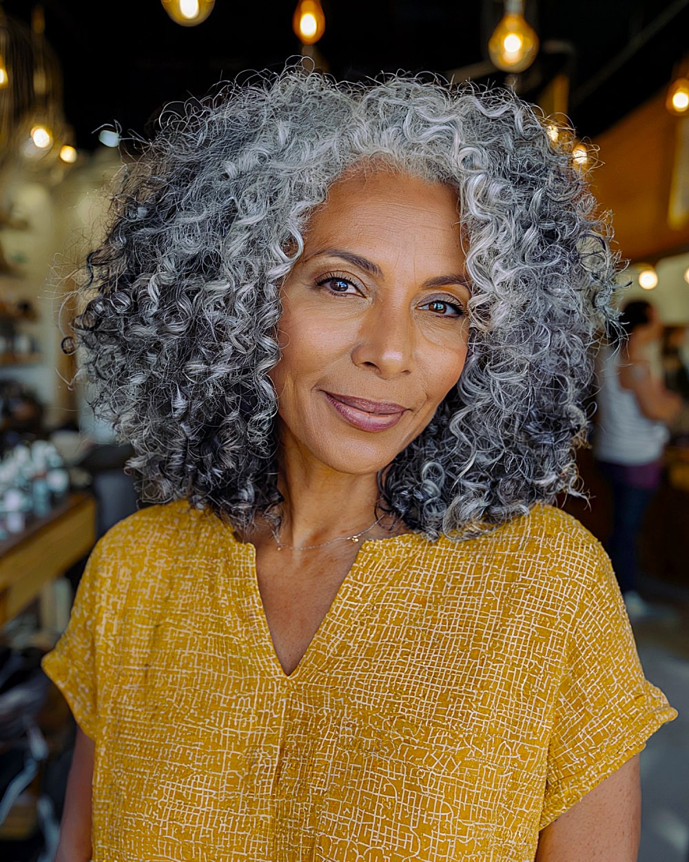 Cortes de cabelo na altura dos ombros para cabelos grisalhos:22 ideias elegantes 