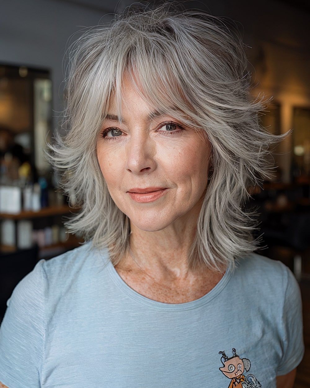 Cortes de cabelo na altura dos ombros para cabelos grisalhos:22 ideias elegantes 