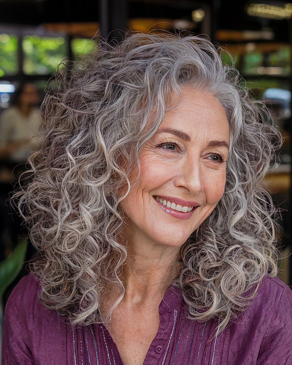 Meilleures coupes de cheveux en couches de longueur moyenne pour les femmes de plus de 60 ans