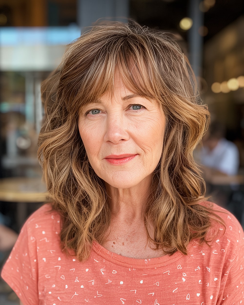 Meilleures coupes de cheveux en couches de longueur moyenne pour les femmes de plus de 60 ans