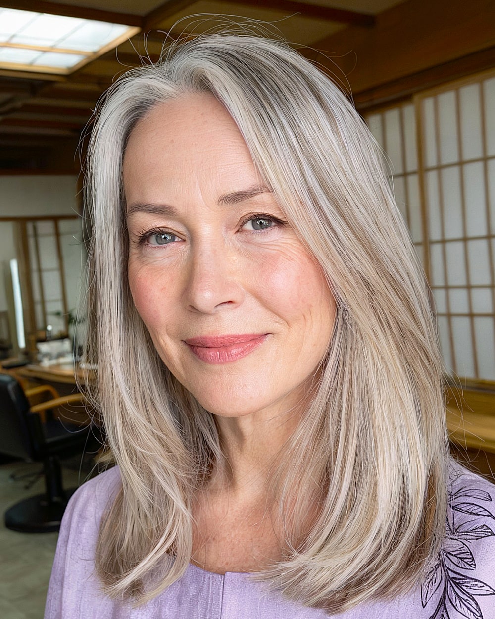 Meilleures coupes de cheveux en couches de longueur moyenne pour les femmes de plus de 60 ans