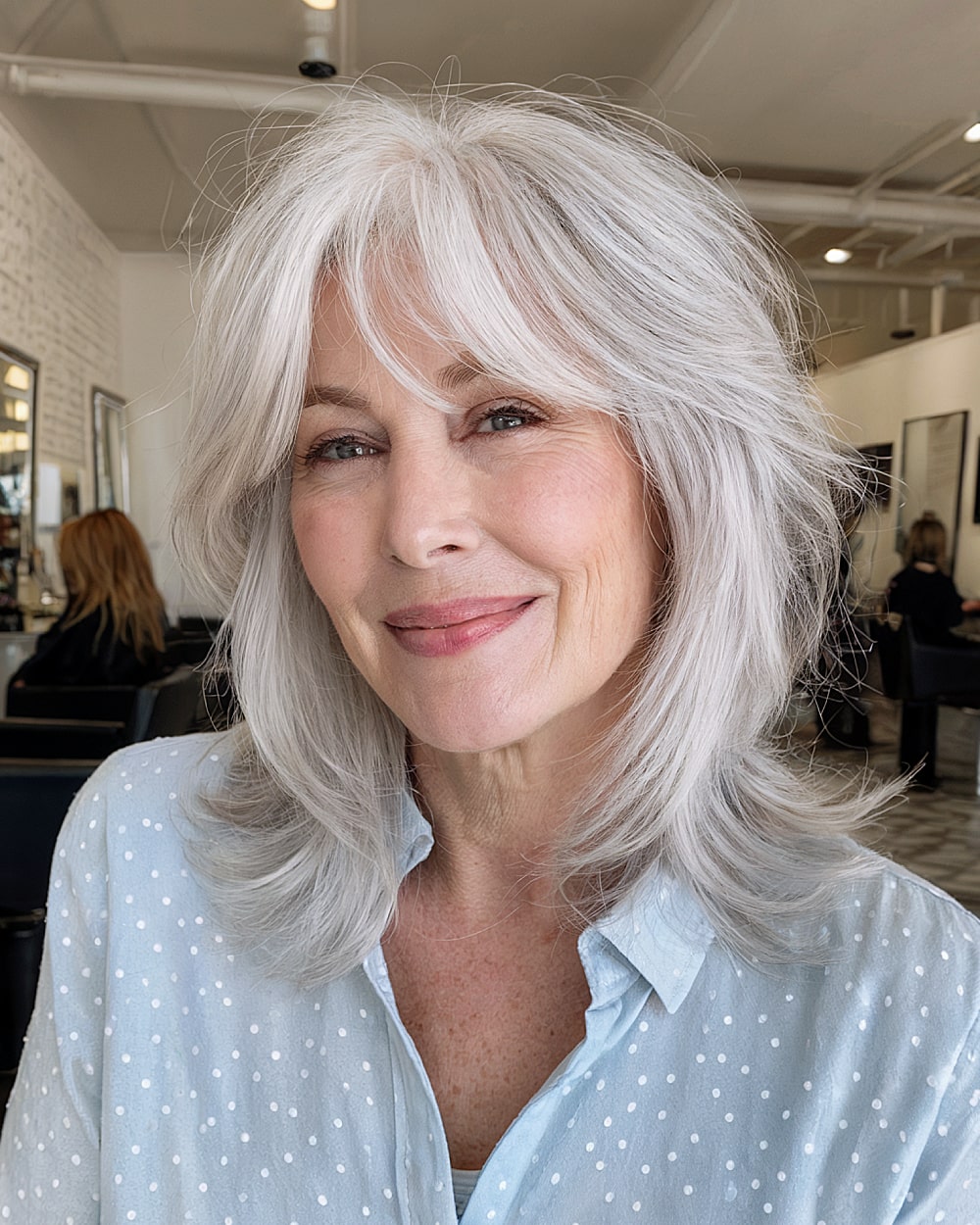 Meilleures coupes de cheveux en couches de longueur moyenne pour les femmes de plus de 60 ans
