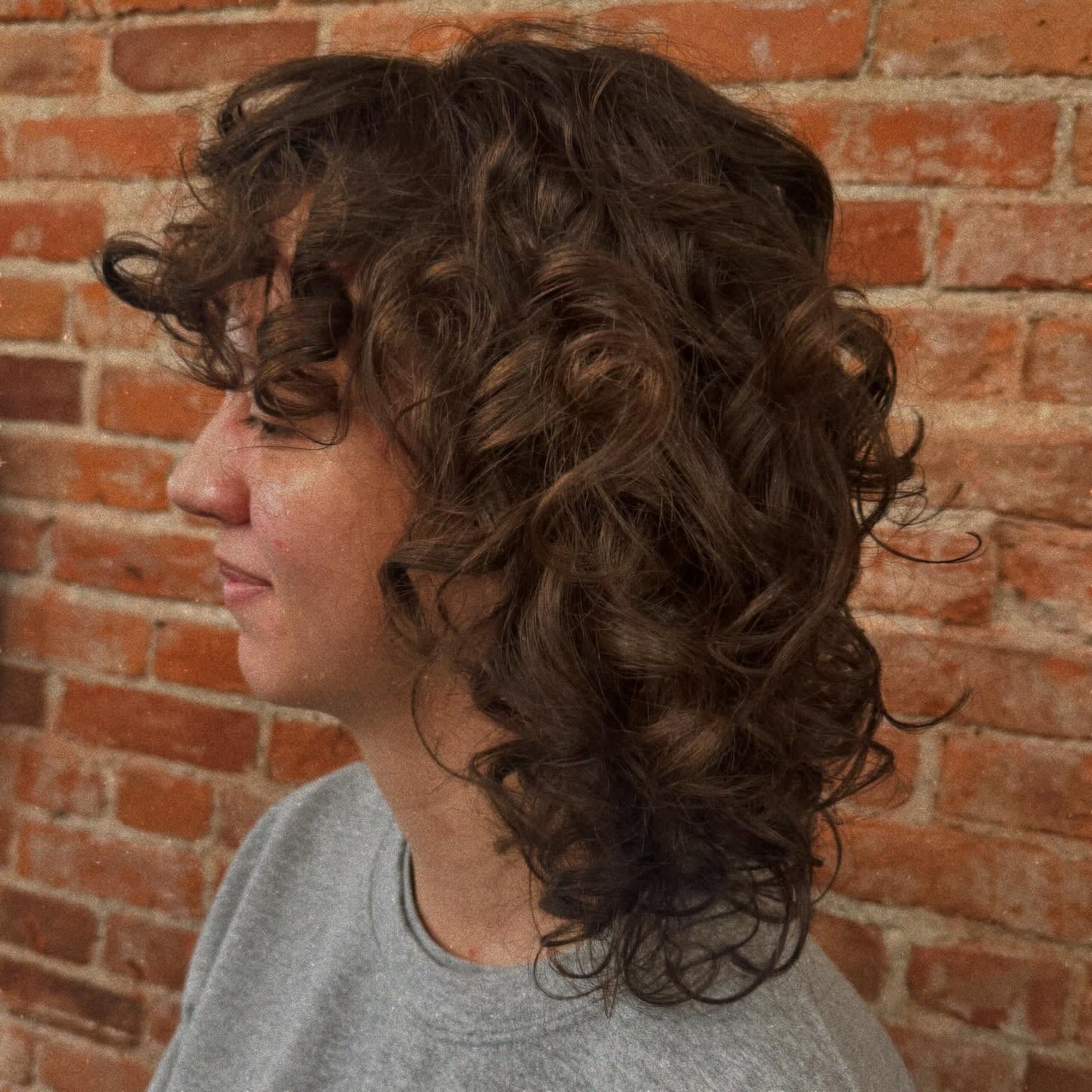 Curly Shag-kapsels voor gemiddelde lengte:trends en stylingtips voor 2026