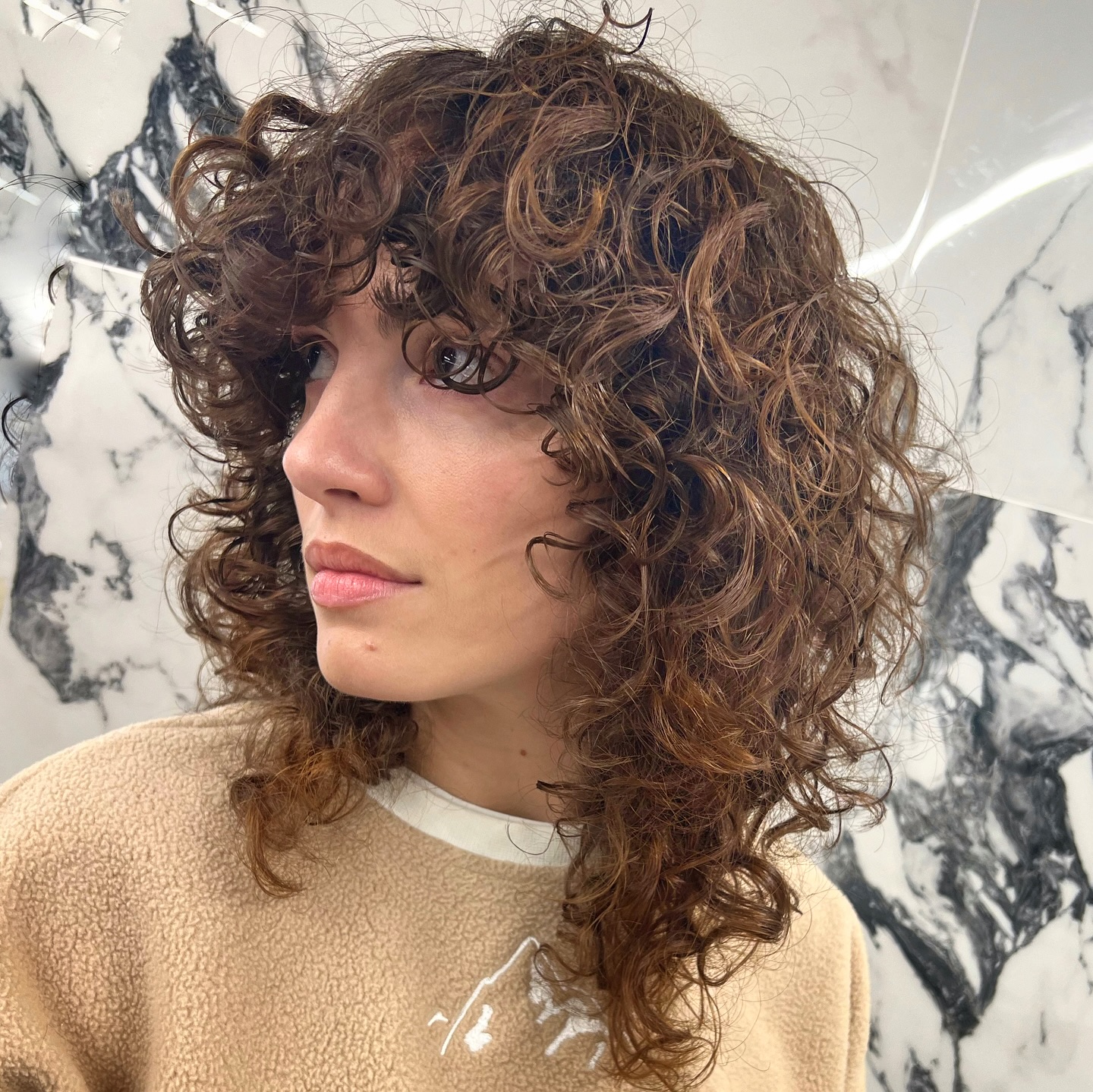 Curly Shag-kapsels voor gemiddelde lengte:trends en stylingtips voor 2026
