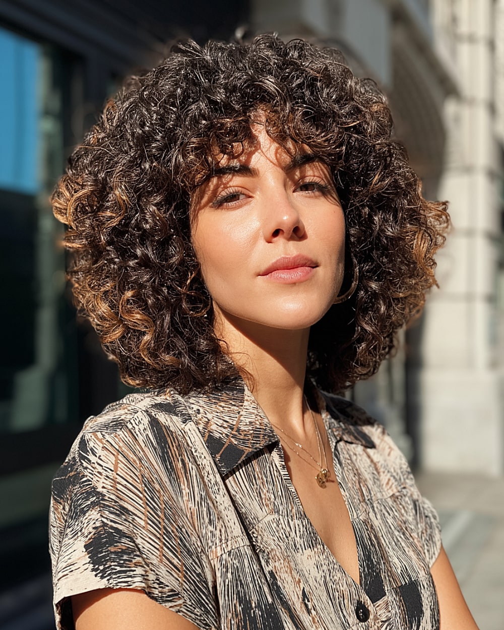Curly Shag-kapsels voor gemiddelde lengte:trends en stylingtips voor 2026