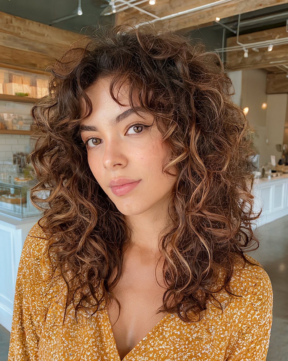 Curly Shag-kapsels voor gemiddelde lengte:trends en stylingtips voor 2026