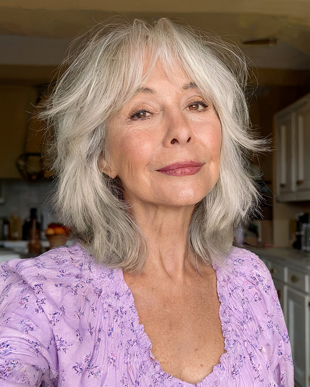 Coupes de cheveux à poils moyens pour les femmes de 70 ans et plus :volume et style en 2026 