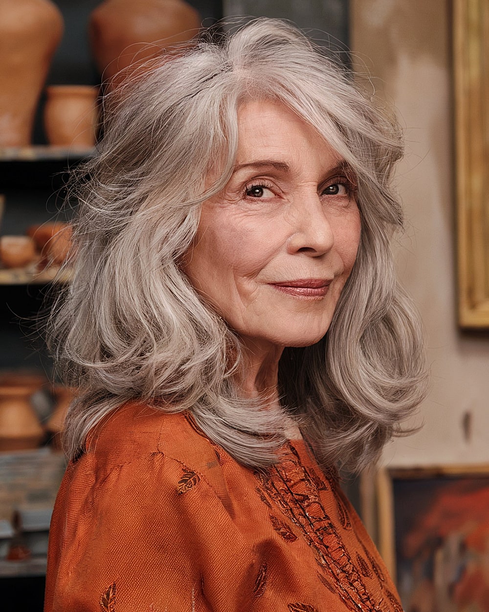 Coupes de cheveux à poils moyens pour les femmes de 70 ans et plus :volume et style en 2026 