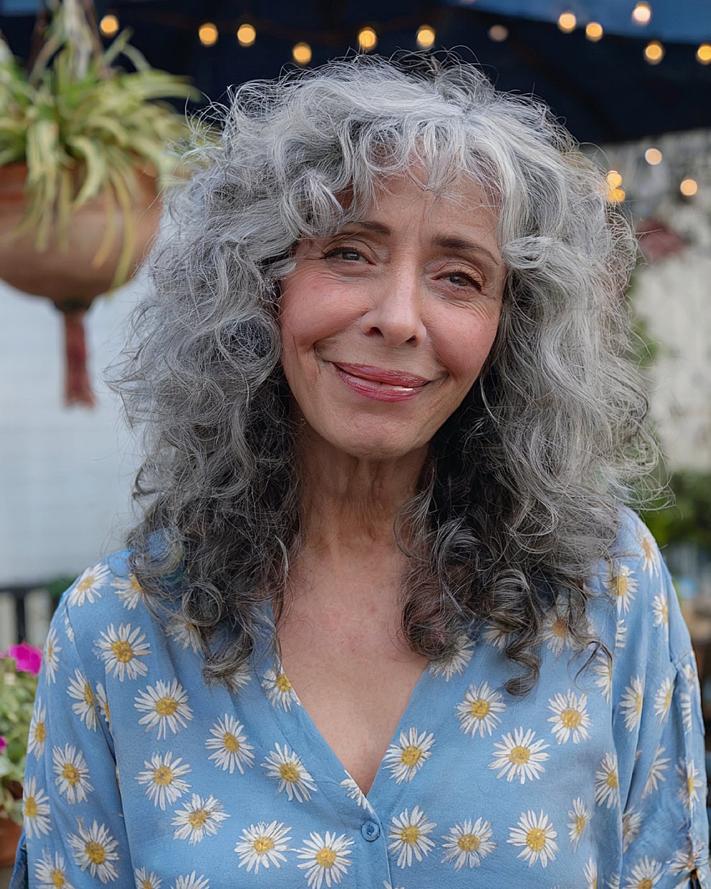 Coupes de cheveux à poils moyens pour les femmes de 70 ans et plus :volume et style en 2026 