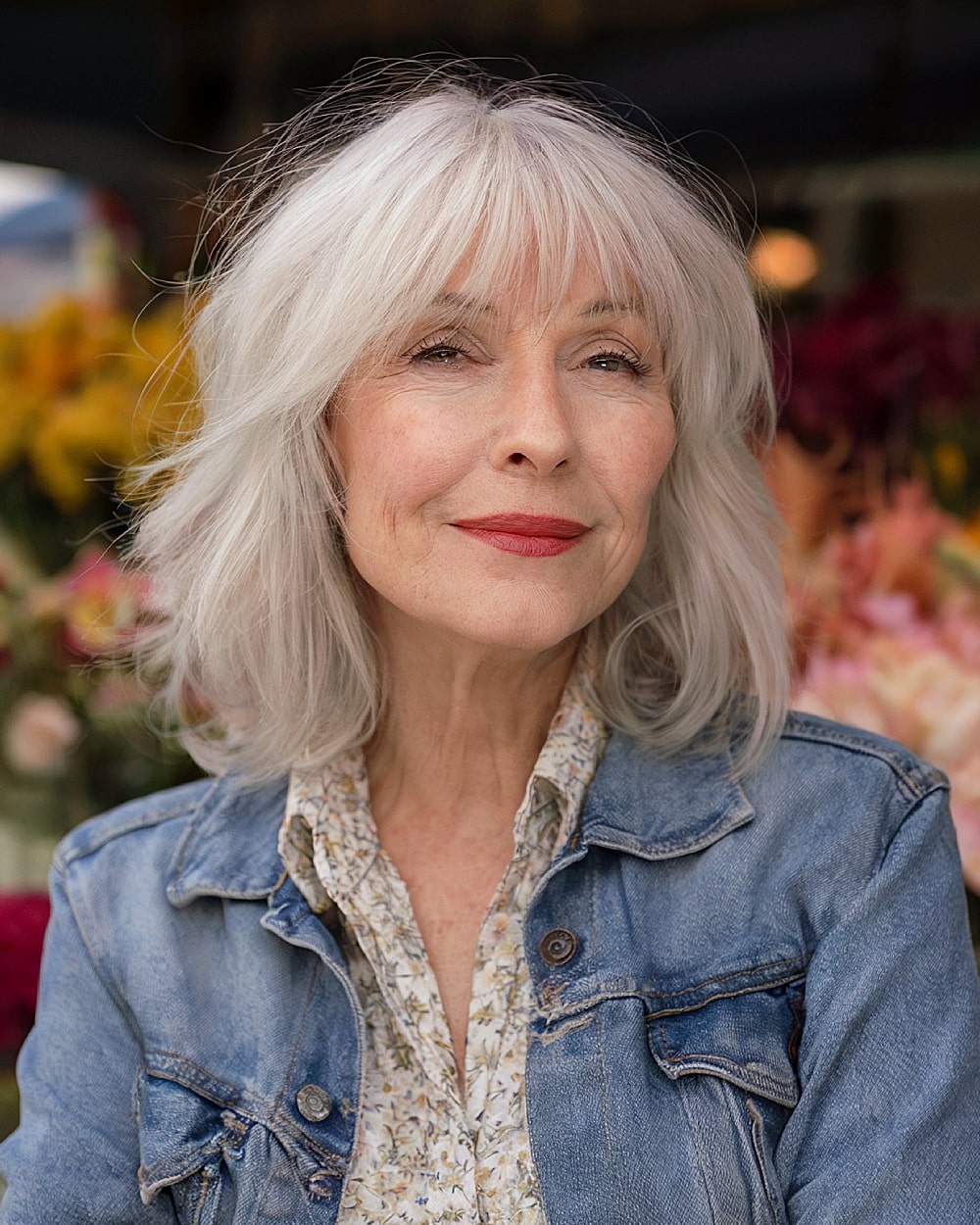 Coupes de cheveux à poils moyens pour les femmes de 70 ans et plus :volume et style en 2026 