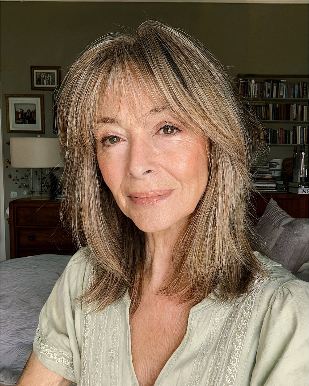 Coupes de cheveux à poils moyens pour les femmes de 70 ans et plus :volume et style en 2026 