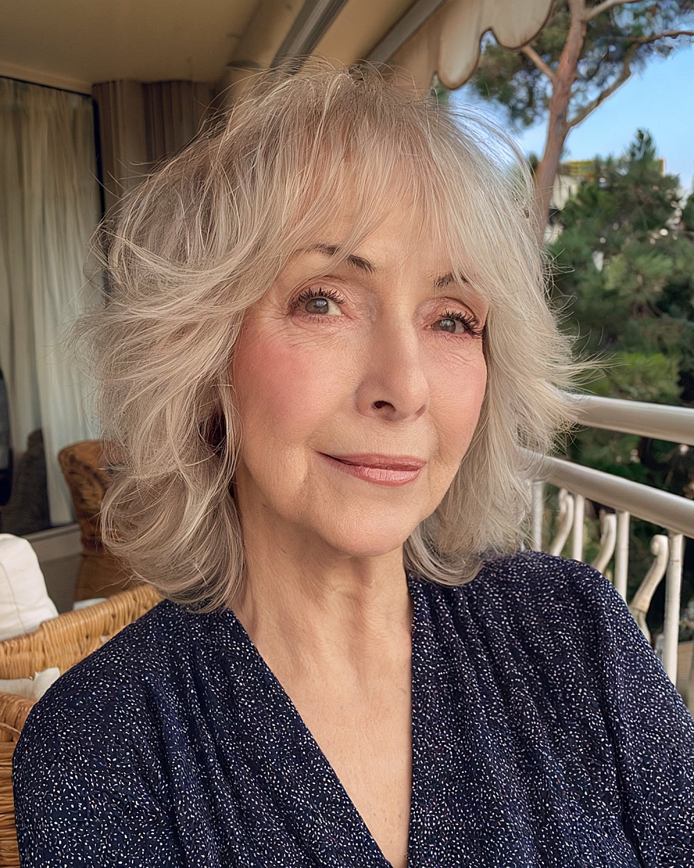 Coupes de cheveux à poils moyens pour les femmes de 70 ans et plus :volume et style en 2026 