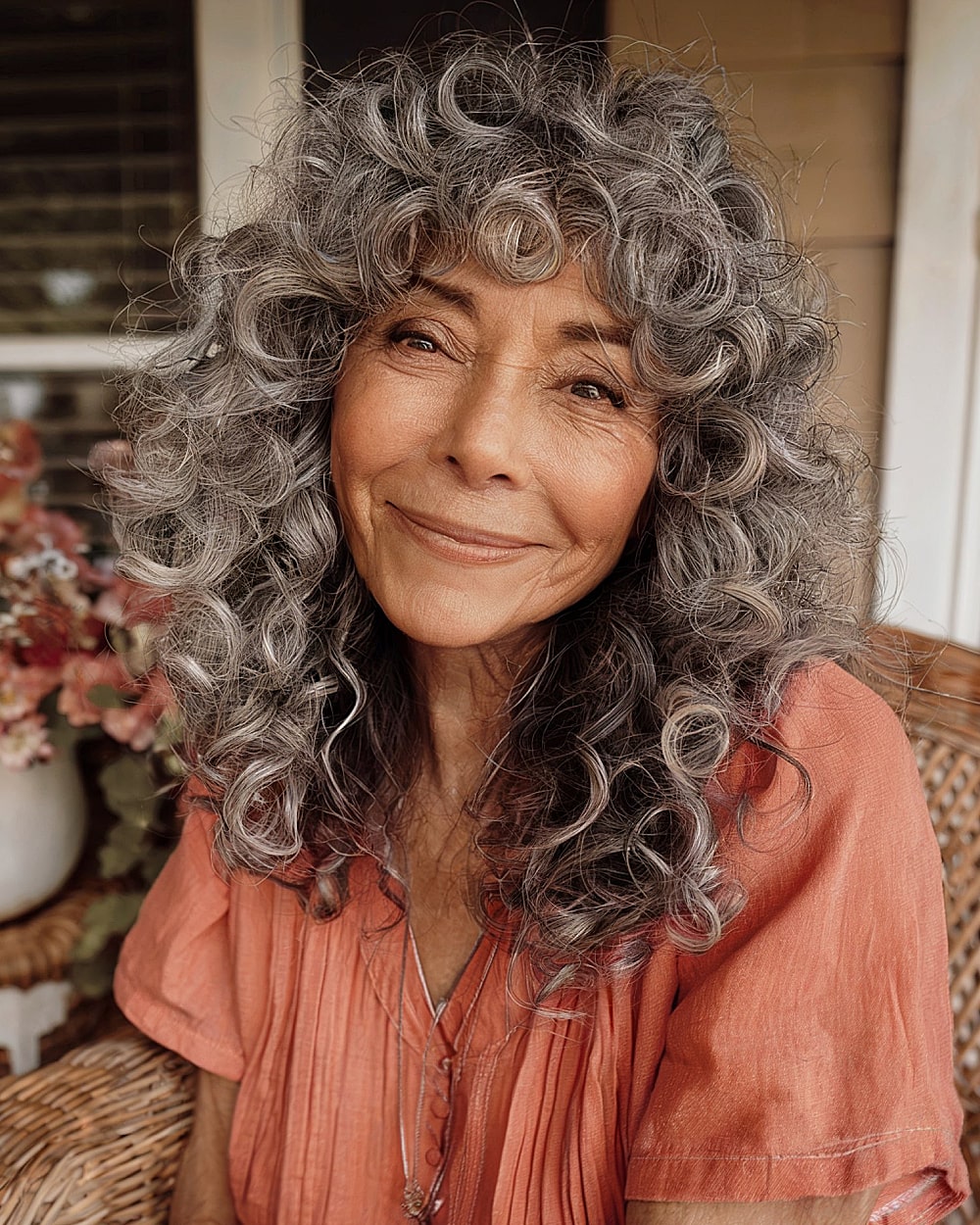 Coupes de cheveux à poils moyens pour les femmes de 70 ans et plus :volume et style en 2026 