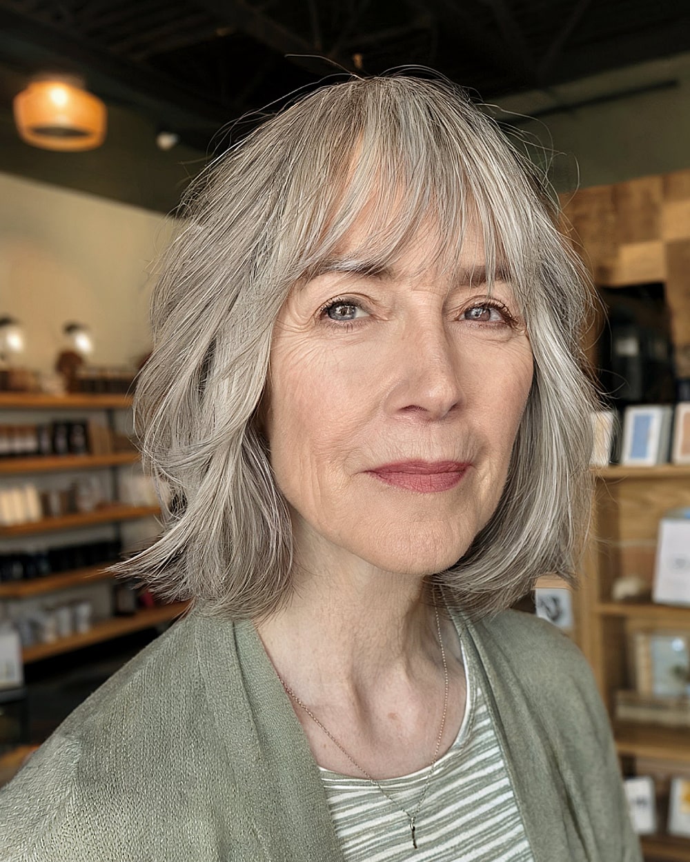 Coupes de cheveux à poils moyens pour les femmes de 70 ans et plus :volume et style en 2026 