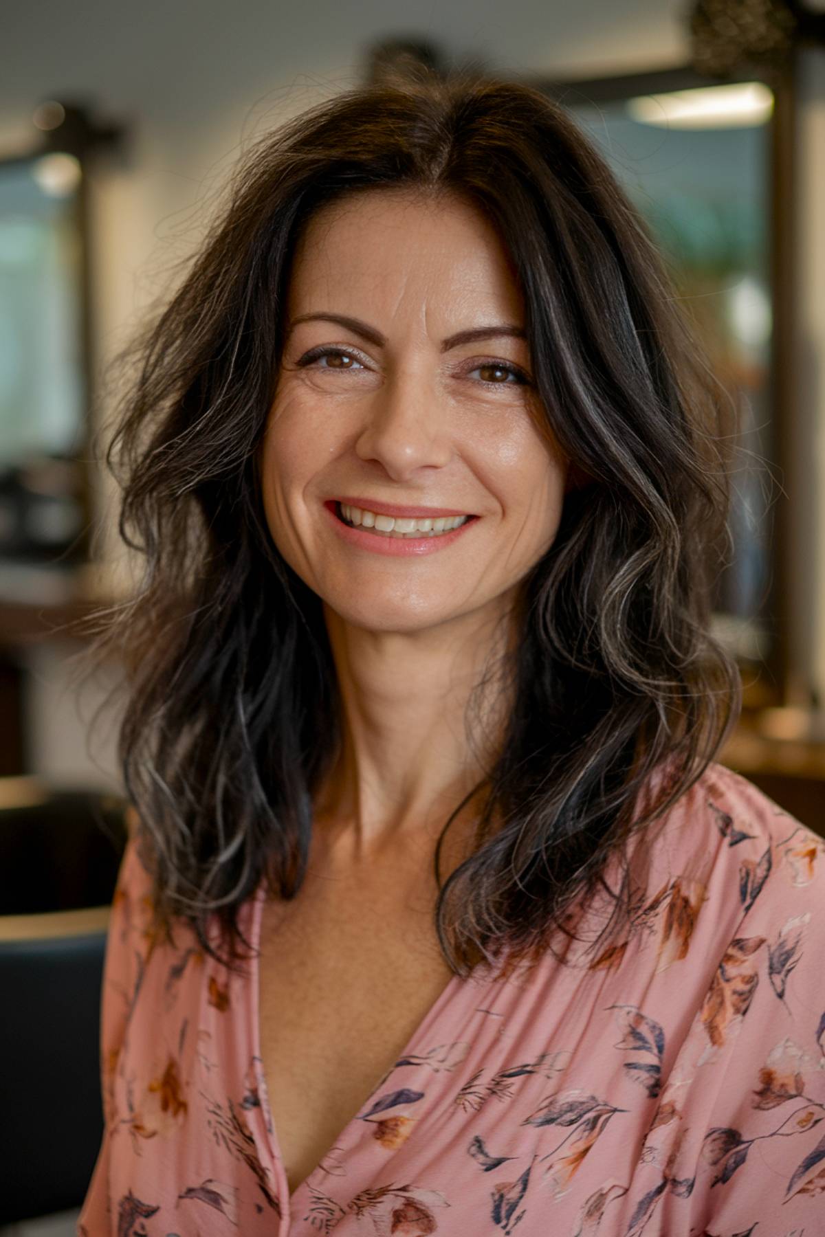 Melhores cortes de cabelo médios e desgrenhados para mulheres com mais de 40 anos em 2026 | Guia especializado 
