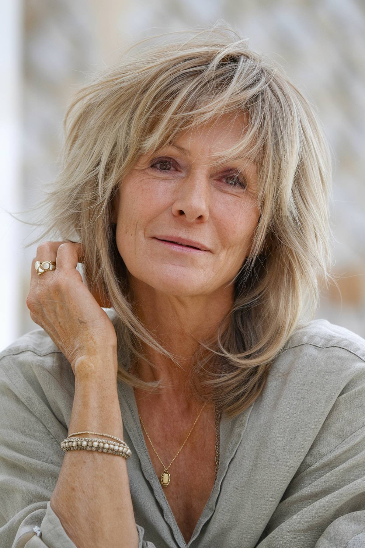 Melhores cortes de cabelo médios e desgrenhados para mulheres com mais de 40 anos em 2026 | Guia especializado 