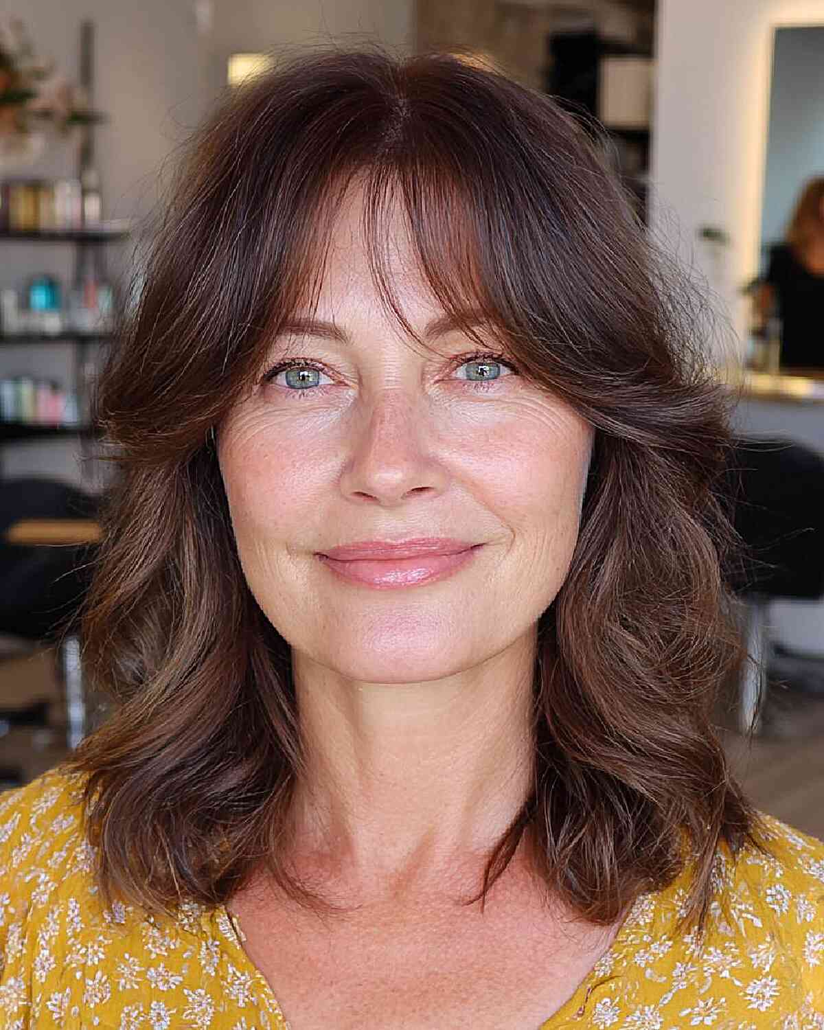 Cortes de cabelo médios e desgrenhados para mulheres com mais de 50 anos:guia de estilo 2026 