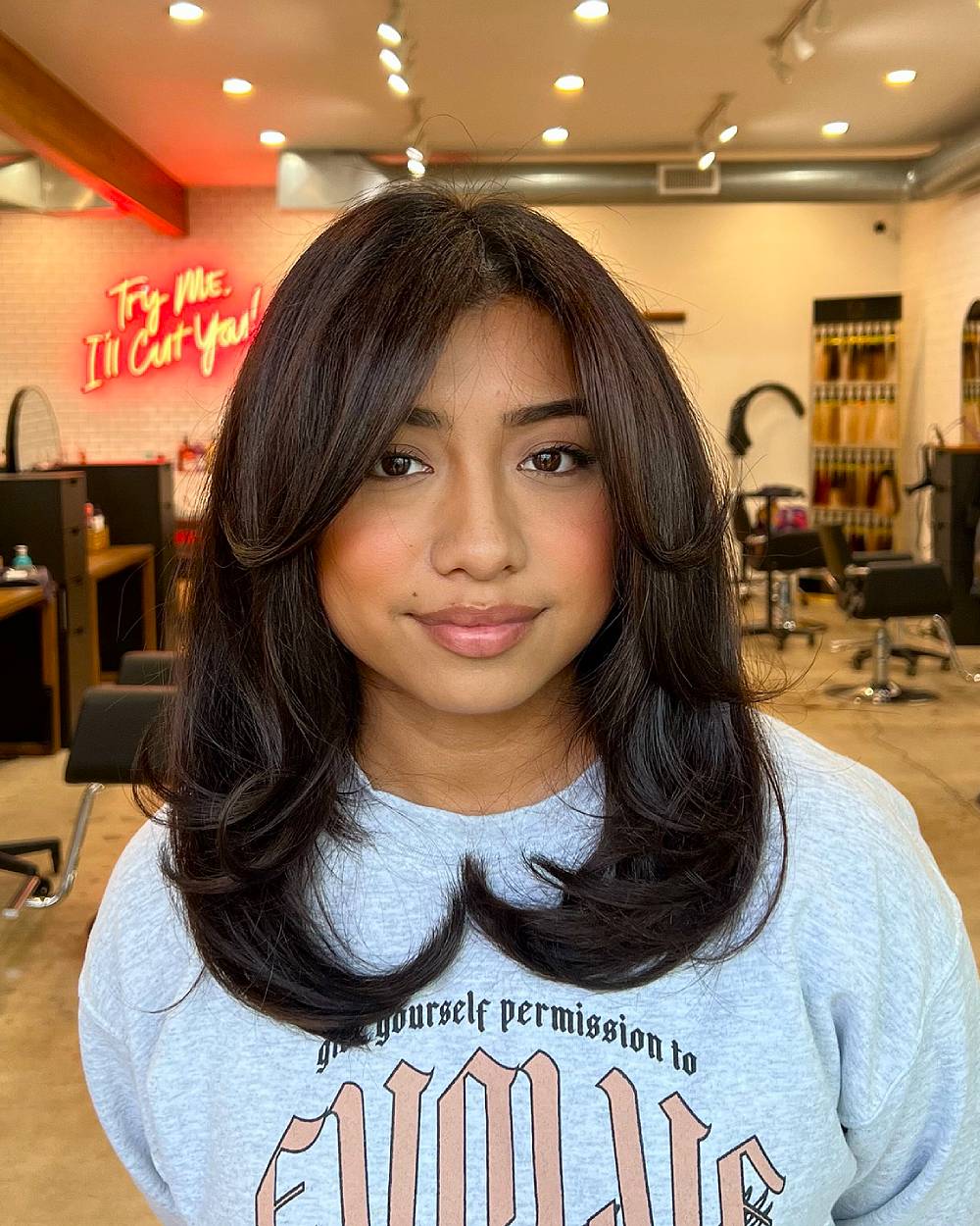21 meilleures coupes de cheveux en couches moyennes pour les femmes en 2026 | Idées de coupe de cheveux