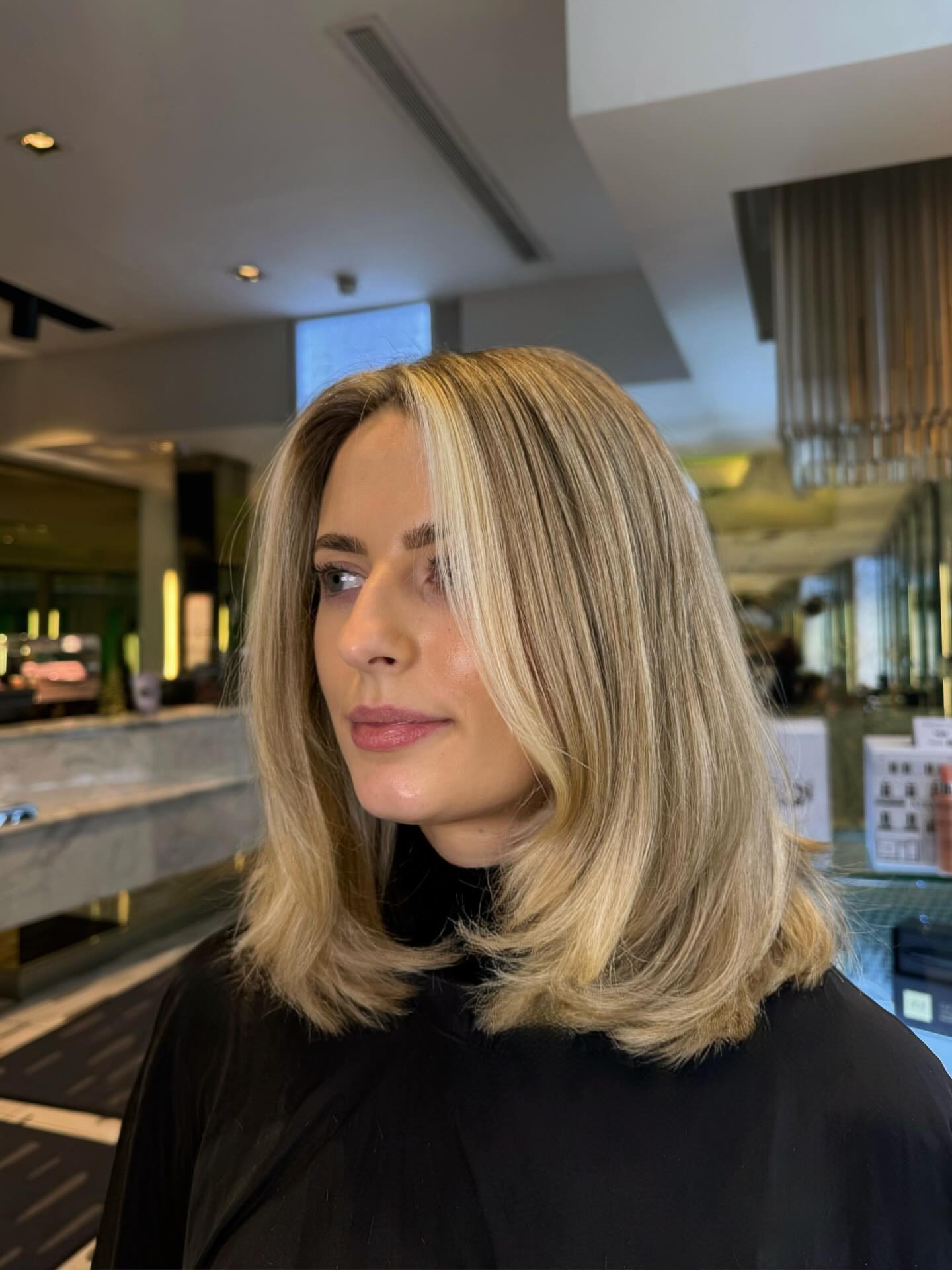 Vrstvené strihy po ramená:Trendy a styling na rok 2026 