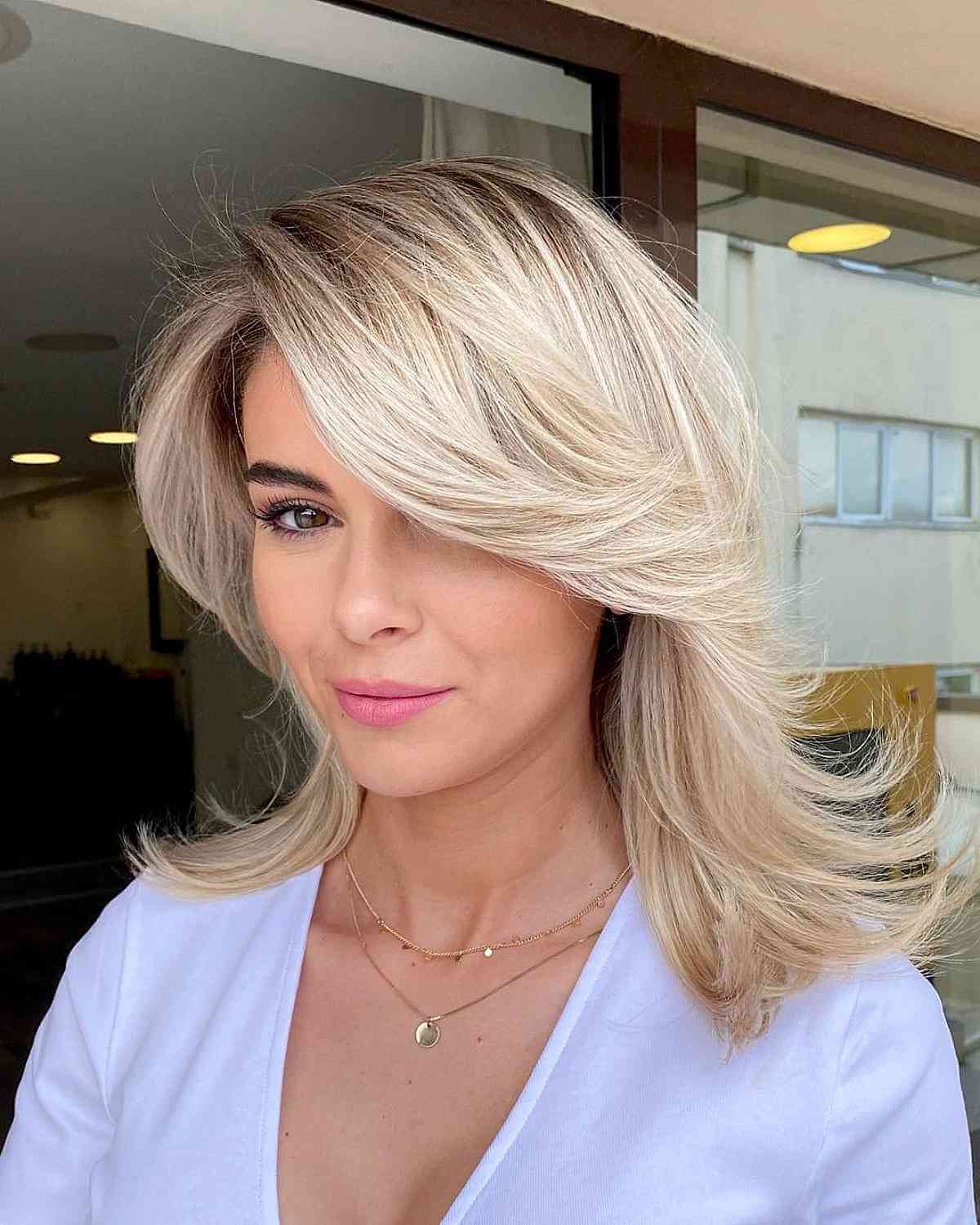 Coupes de cheveux en couches moyennes avec frange latérale :style et polyvalence