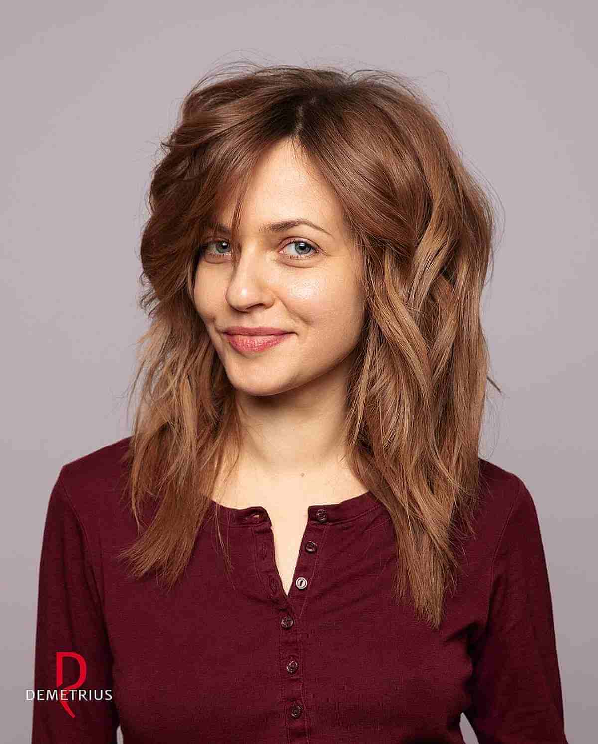 Coupes de cheveux en couches moyennes avec frange latérale :style et polyvalence