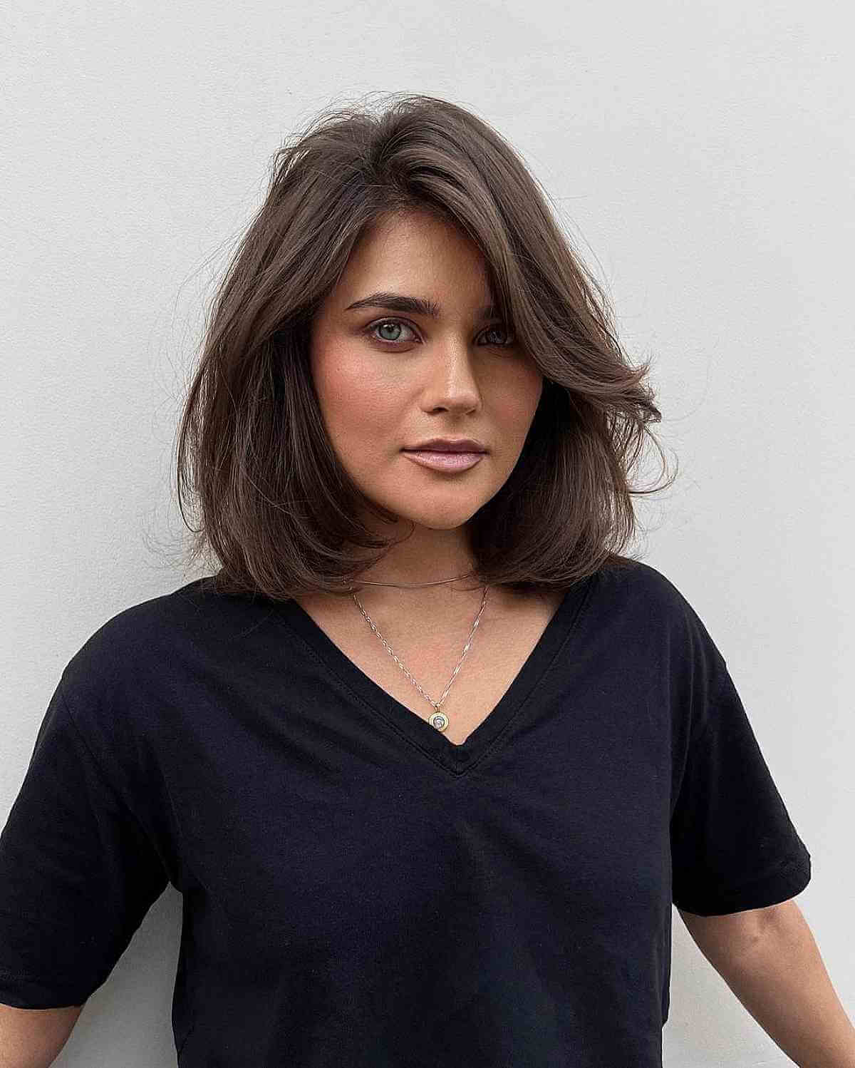 Coupes de cheveux en couches moyennes avec frange latérale :style et polyvalence