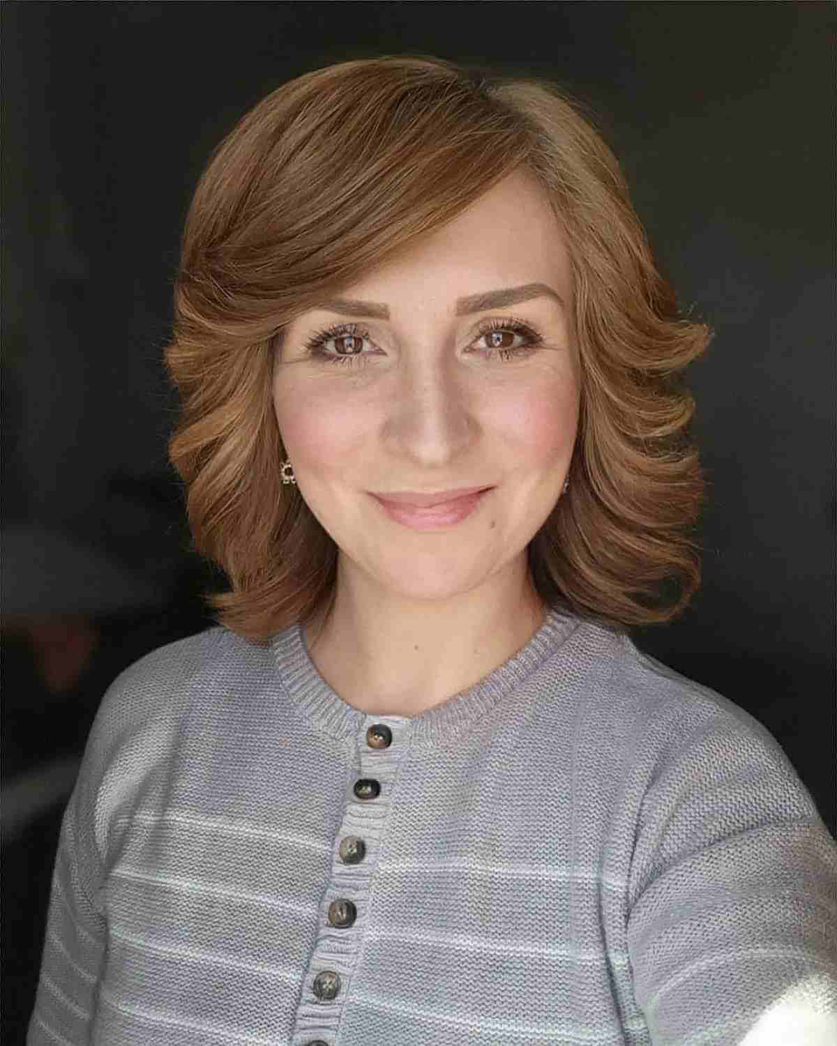 Coupes de cheveux en couches moyennes avec frange latérale :style et polyvalence