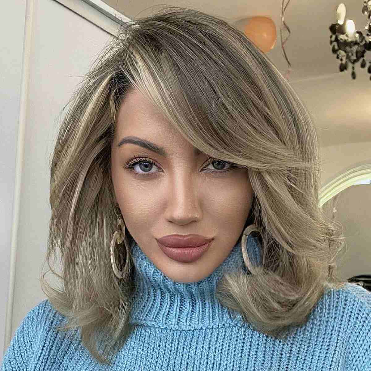 Coupes de cheveux en couches moyennes avec frange latérale :style et polyvalence