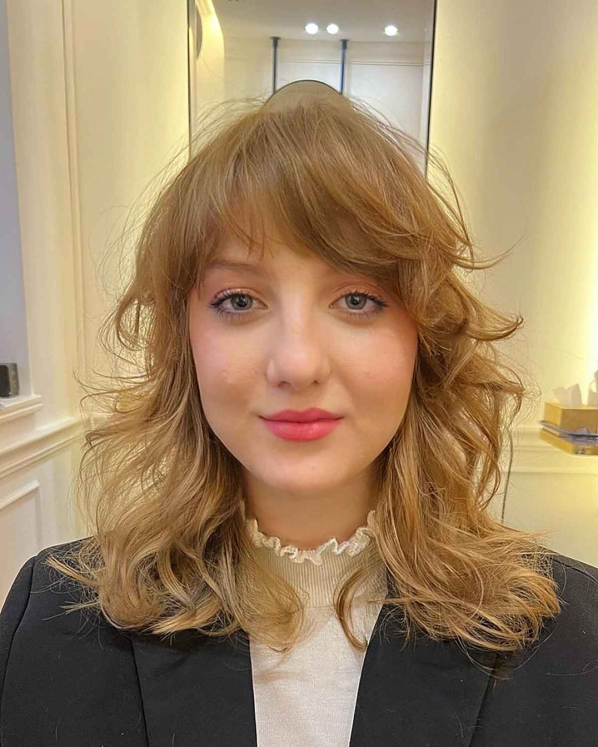 Coupe loup pour cheveux mi-longs :styles, avantages et fonctionnement