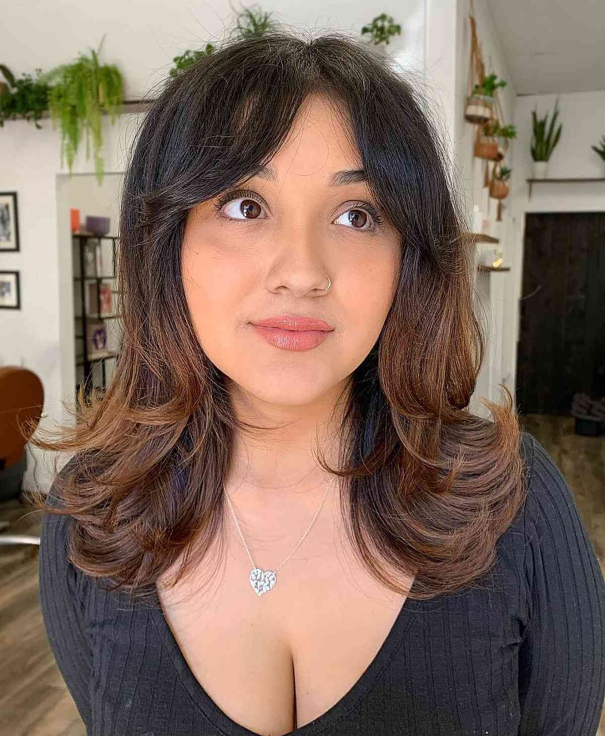 Cheveux mi-longs avec frange en rideau :styles et conseils de coiffure 