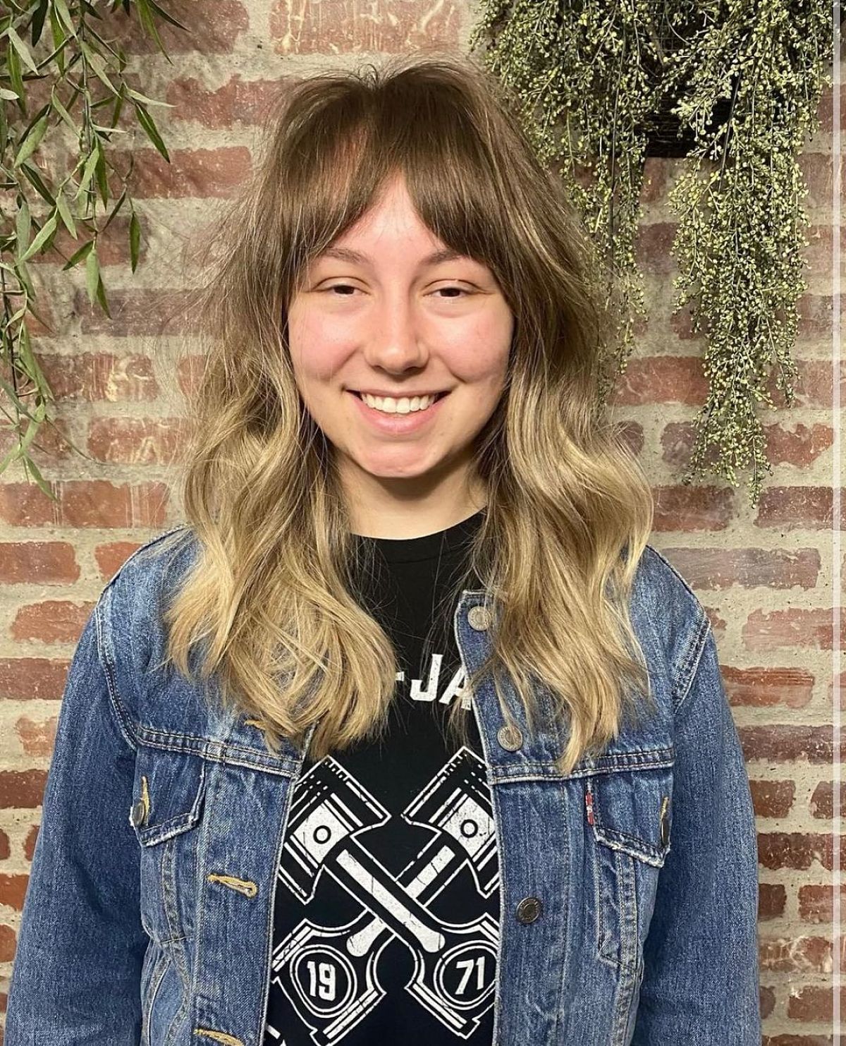 Cheveux mi-longs avec frange en rideau :styles et conseils de coiffure 