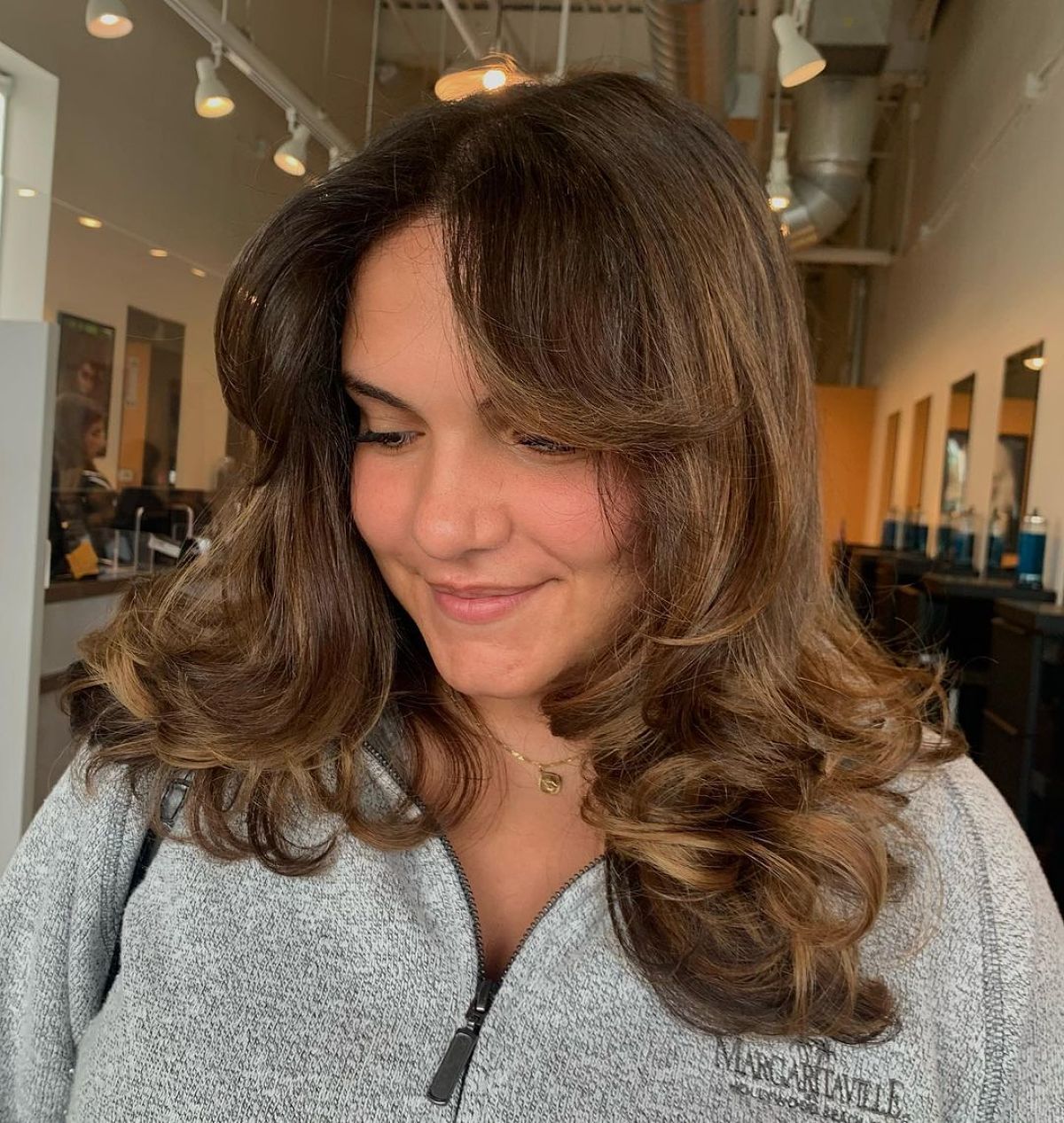Cheveux mi-longs avec frange en rideau :styles et conseils de coiffure 