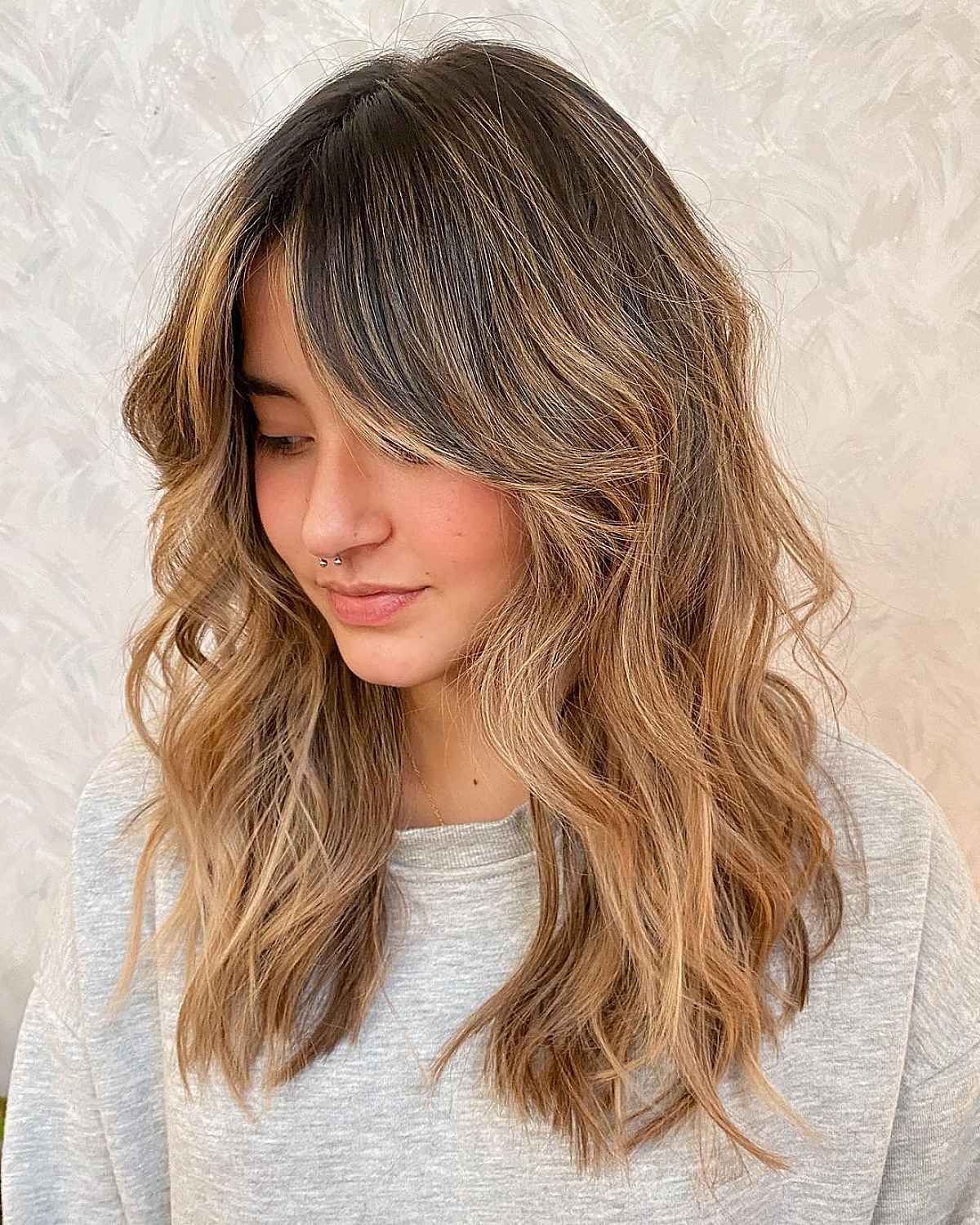 Cheveux mi-longs avec frange en rideau :styles et conseils de coiffure 