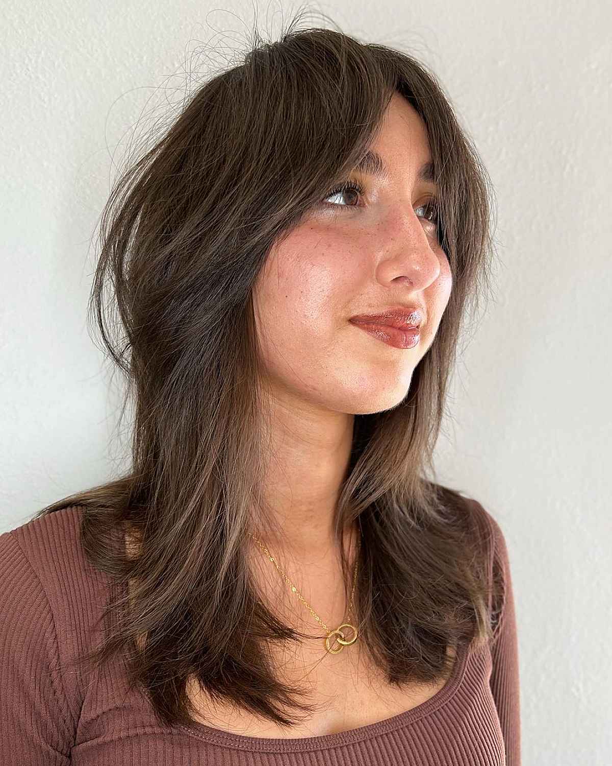 Cheveux mi-longs avec frange en rideau :styles et conseils de coiffure 