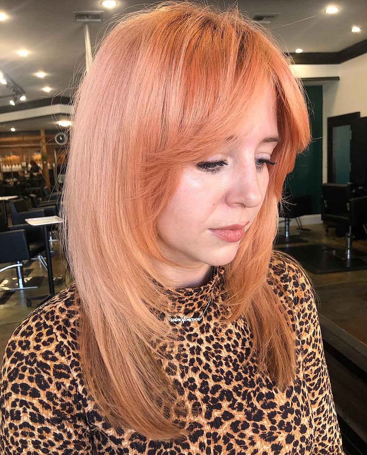 Cheveux mi-longs avec frange en rideau :styles et conseils de coiffure 