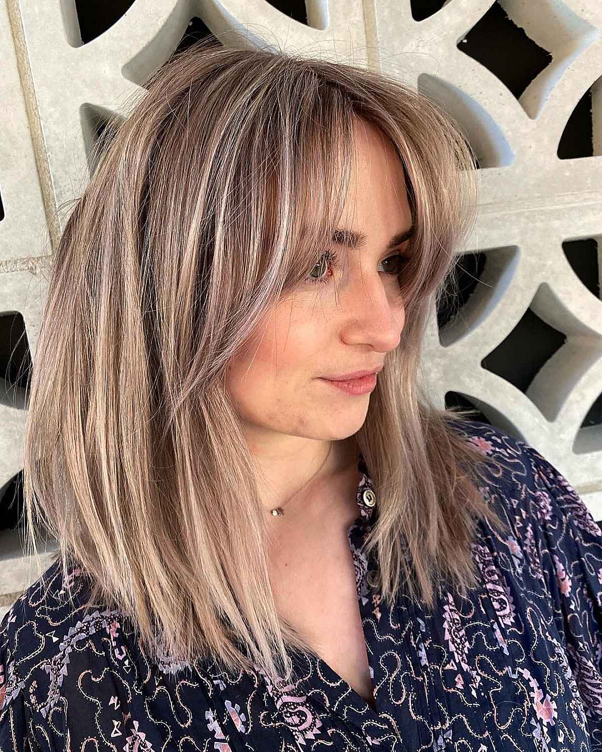Cheveux mi-longs avec frange en rideau :styles et conseils de coiffure 