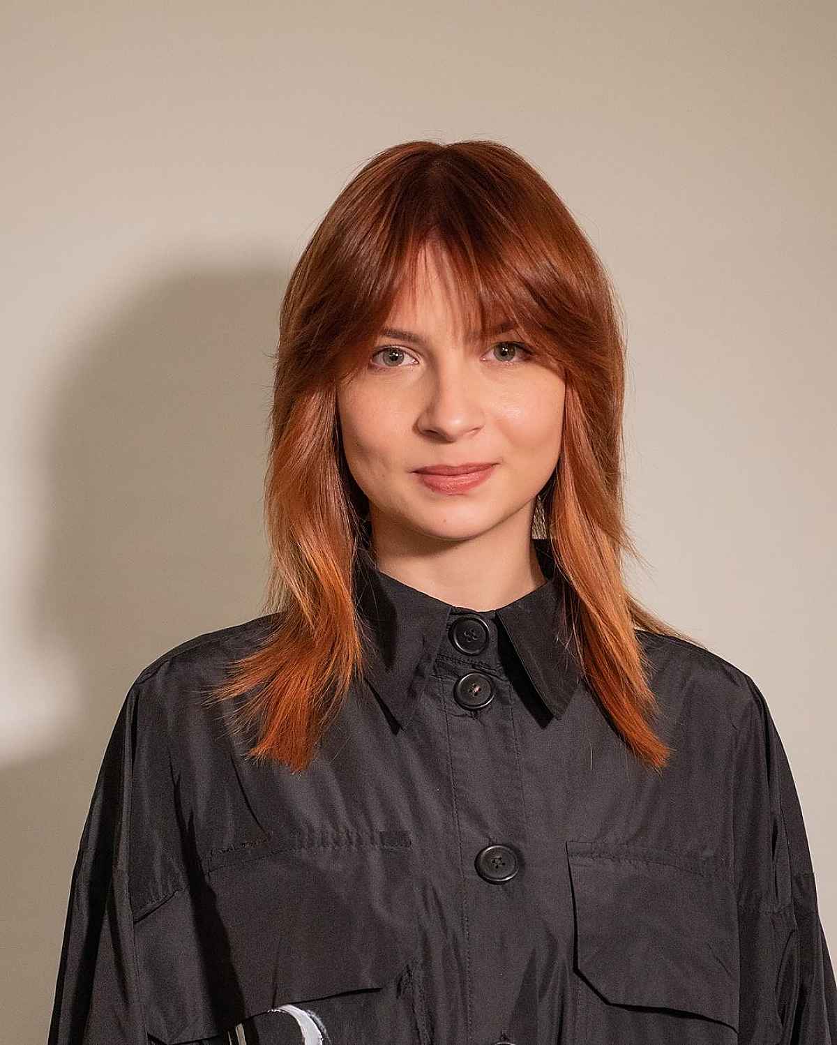 Cheveux mi-longs avec frange en rideau :styles et conseils de coiffure 