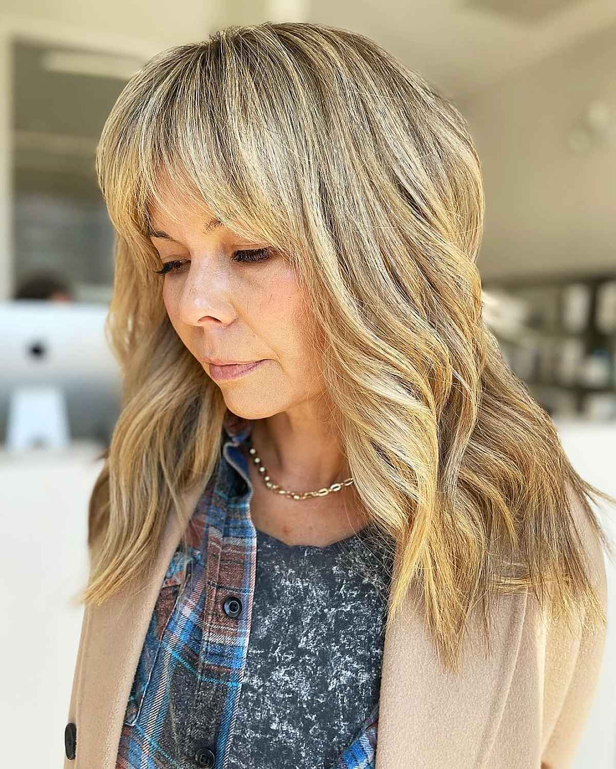 Cheveux mi-longs avec frange en rideau :styles et conseils de coiffure 