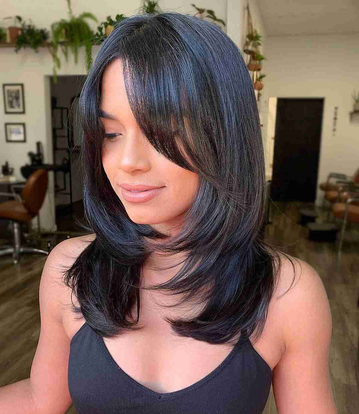 Cabelo em camadas na altura dos ombros com franja:48 ideias elegantes 