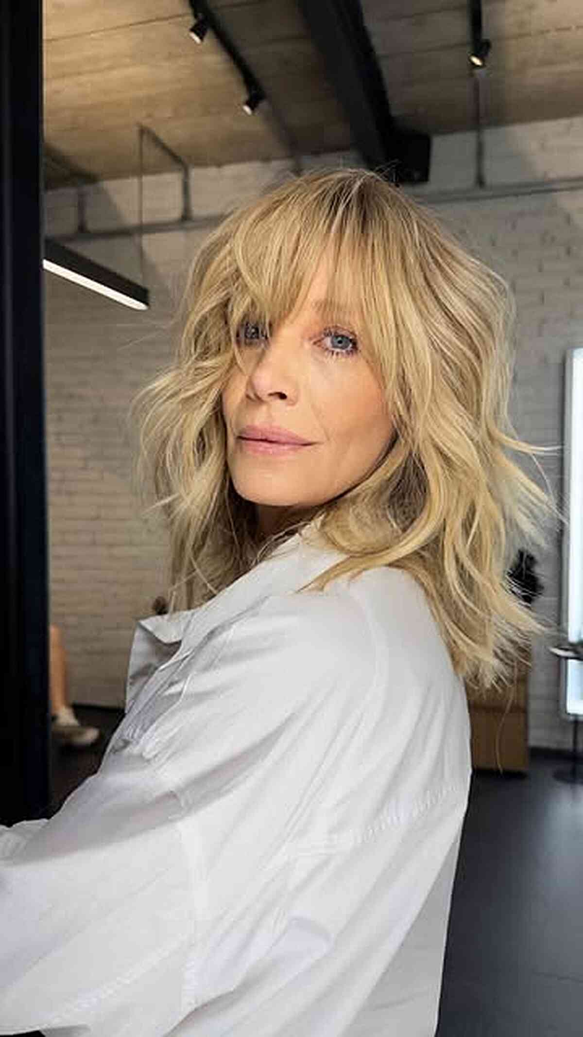 Coiffures Shaggy moyennes élégantes pour les femmes de plus de 60 ans | [Votre marque] 