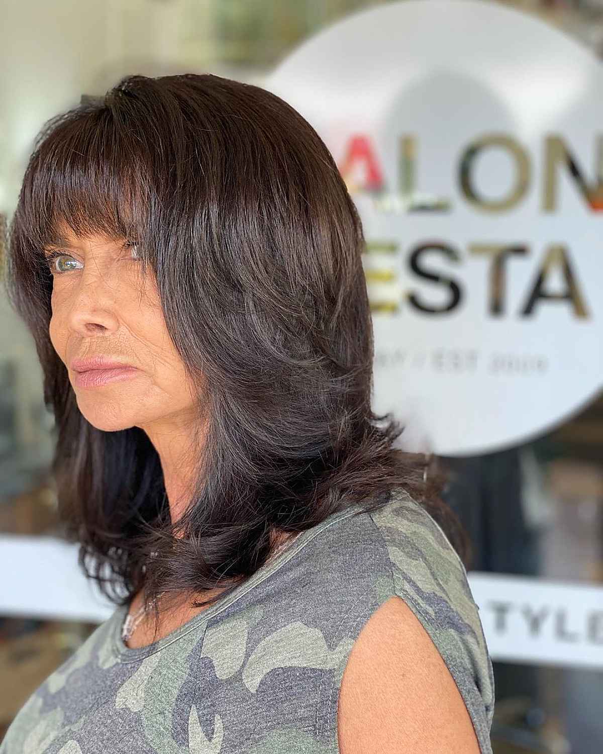 Coiffures Shaggy moyennes élégantes pour les femmes de plus de 60 ans | [Votre marque] 