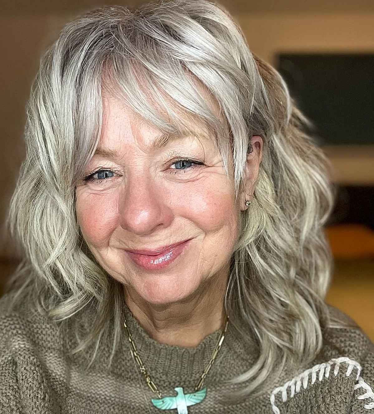 Coiffures Shaggy moyennes élégantes pour les femmes de plus de 60 ans | [Votre marque] 