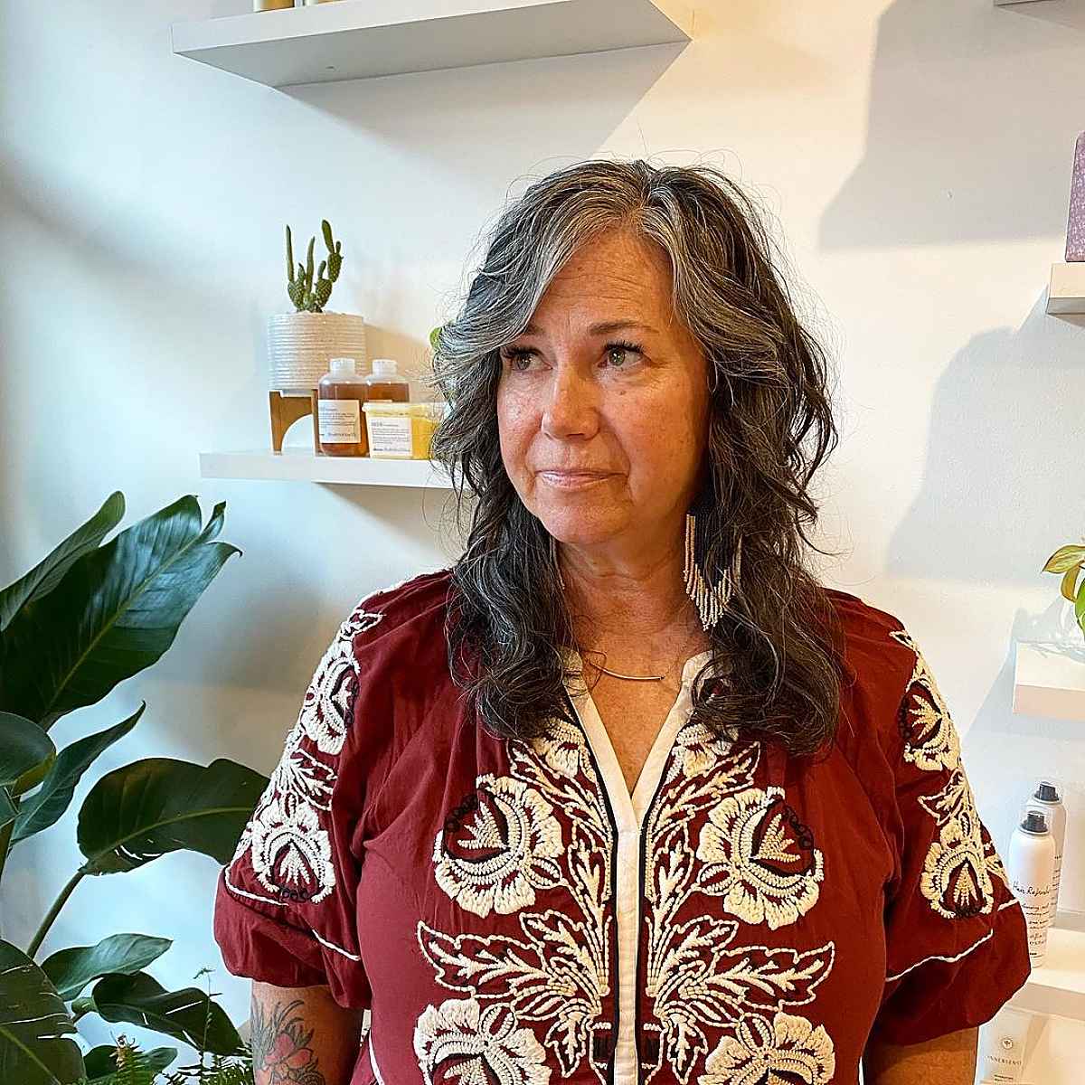 Coiffures Shaggy moyennes élégantes pour les femmes de plus de 60 ans | [Votre marque] 