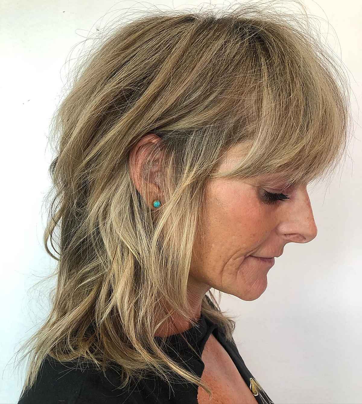 Coiffures Shaggy moyennes élégantes pour les femmes de plus de 60 ans | [Votre marque] 