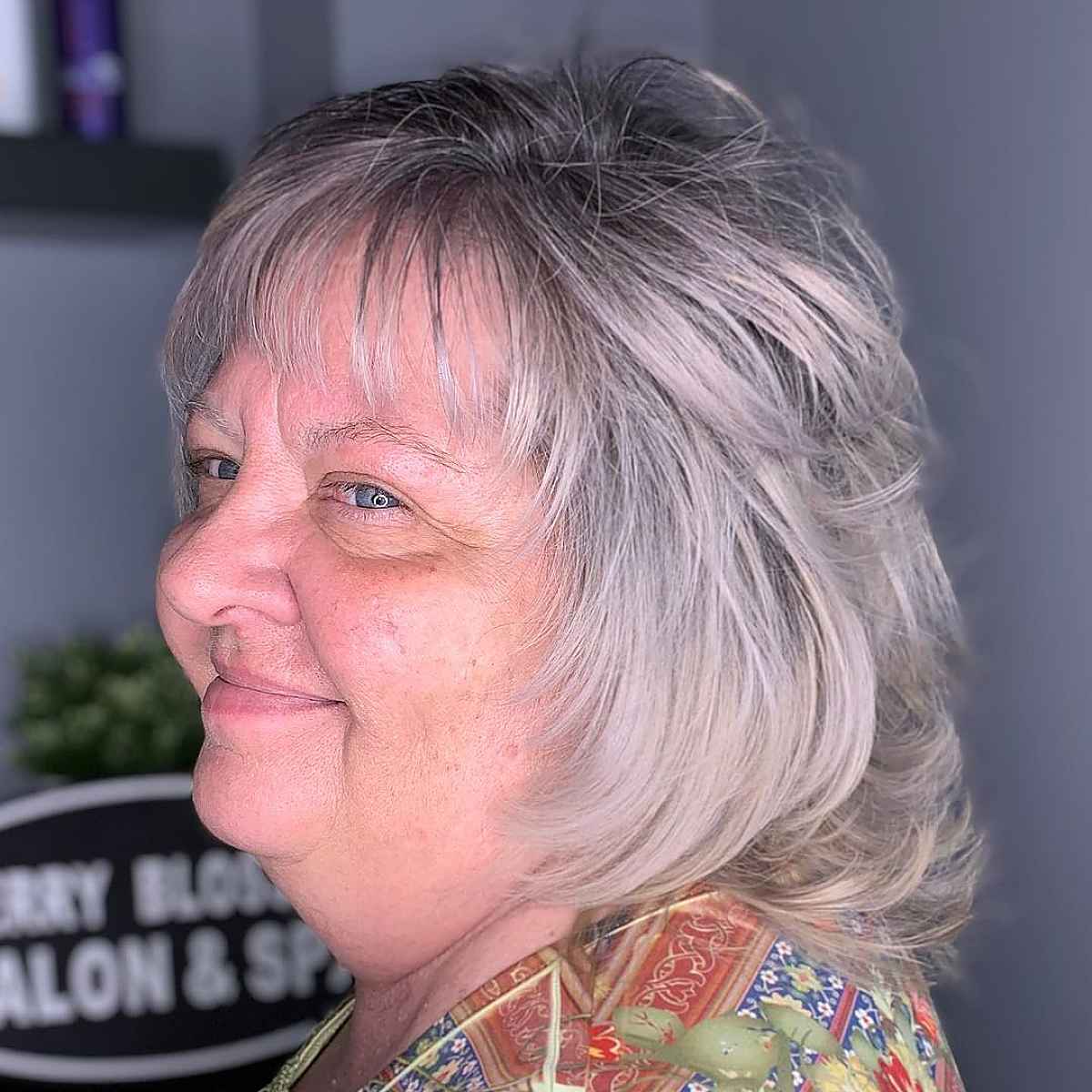 Coiffures Shaggy moyennes élégantes pour les femmes de plus de 60 ans | [Votre marque] 