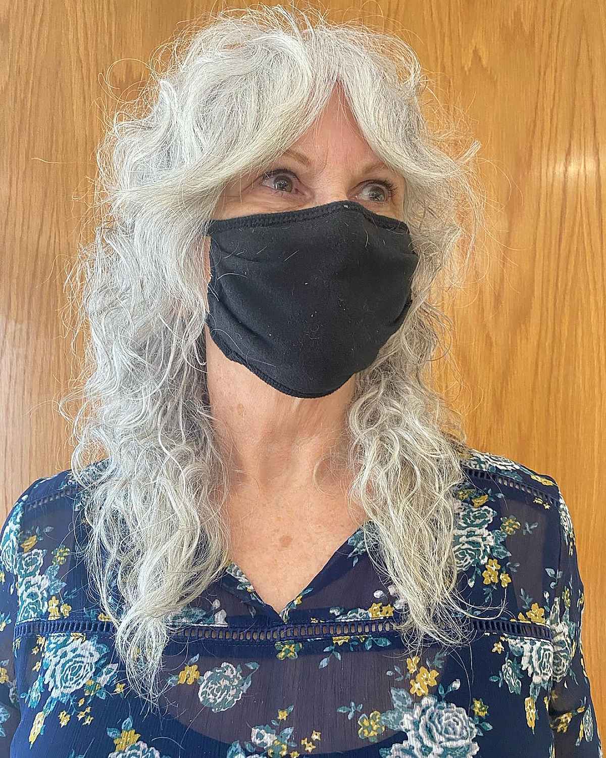 Coiffures Shaggy moyennes élégantes pour les femmes de plus de 60 ans | [Votre marque] 