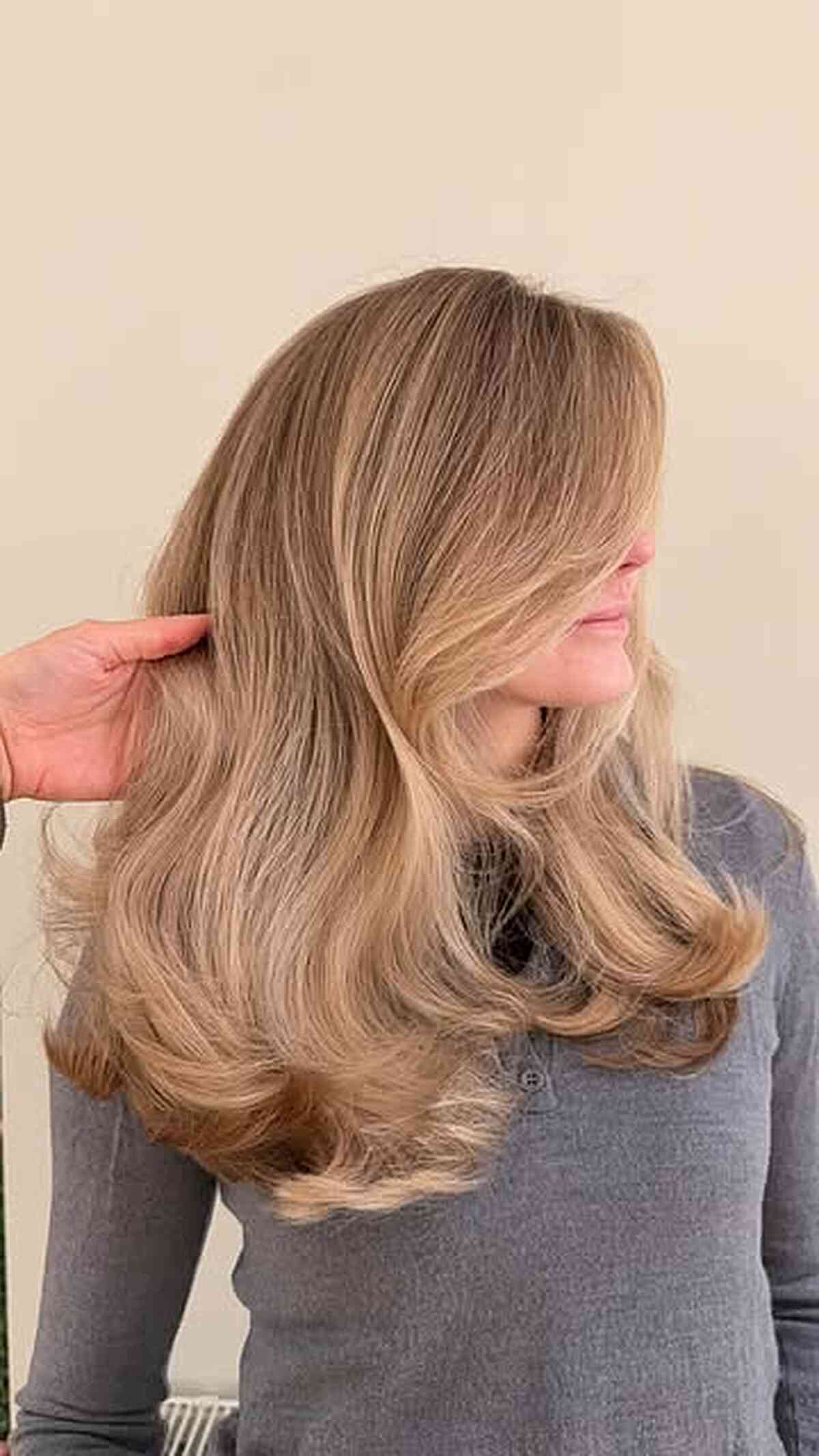 Coiffures longues et élégantes pour les femmes de plus de 40 ans :styles et conseils