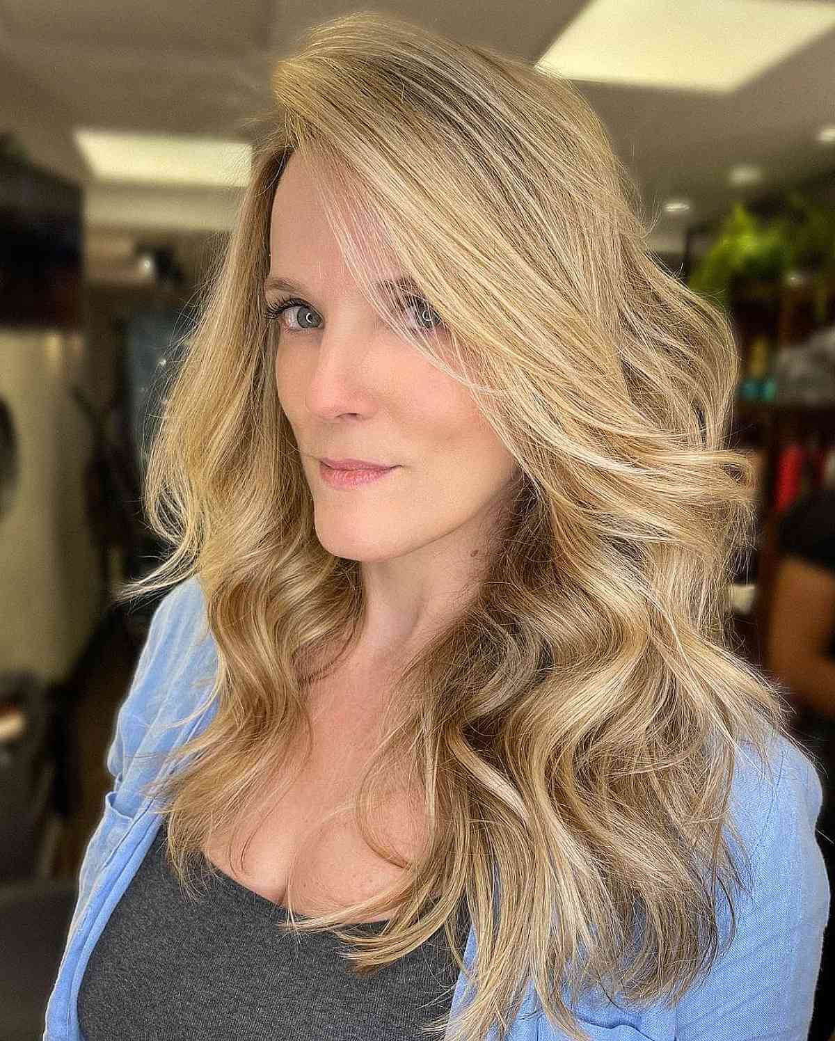Coiffures longues et élégantes pour les femmes de plus de 40 ans :styles et conseils