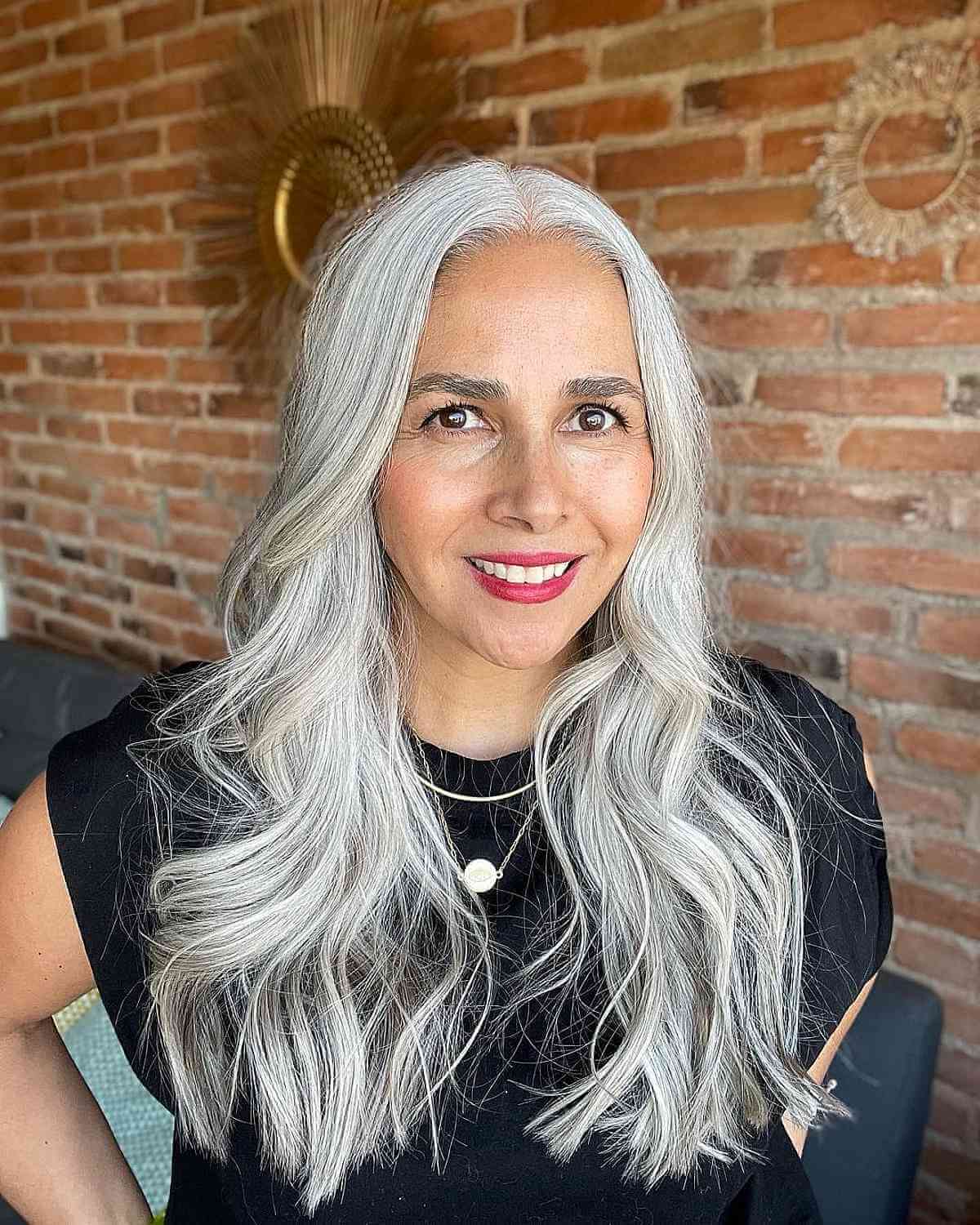 Coiffures longues et élégantes pour les femmes de plus de 40 ans :styles et conseils