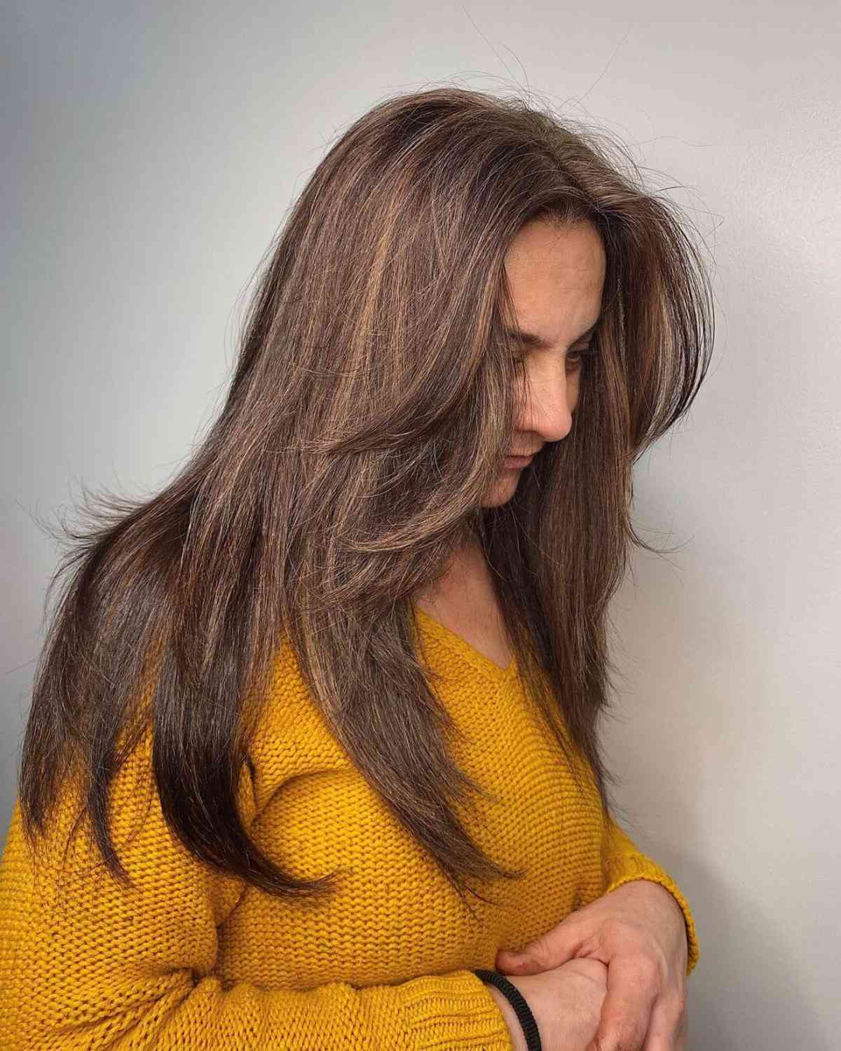 Coiffures longues et élégantes pour les femmes de plus de 40 ans :styles et conseils